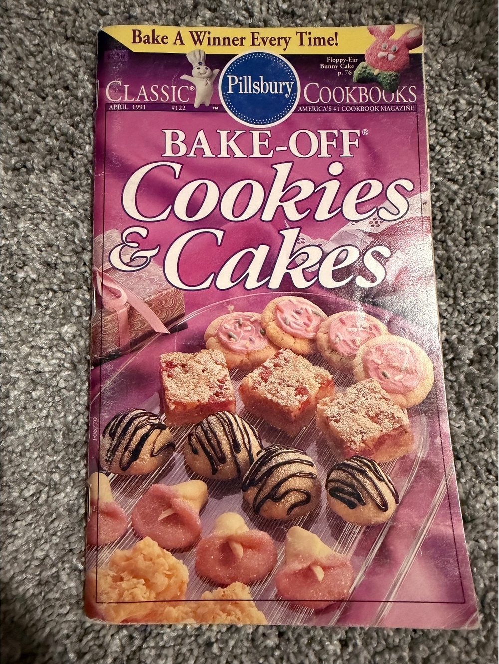 Classic Pillsbury Cookbooks: Bake-Off Cookies & Cakes April 1991 Edition